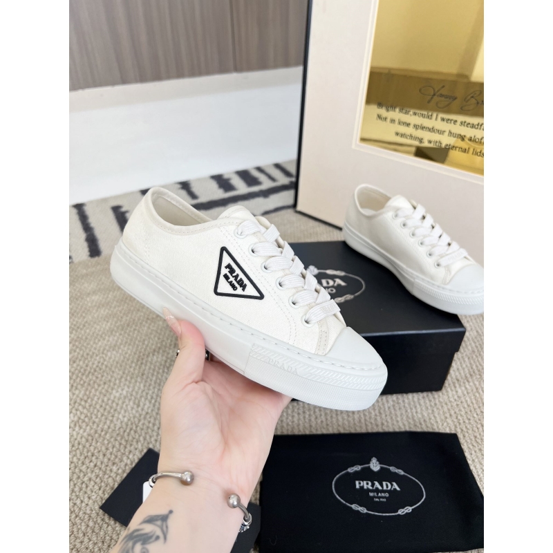 Pra*a casual shoes